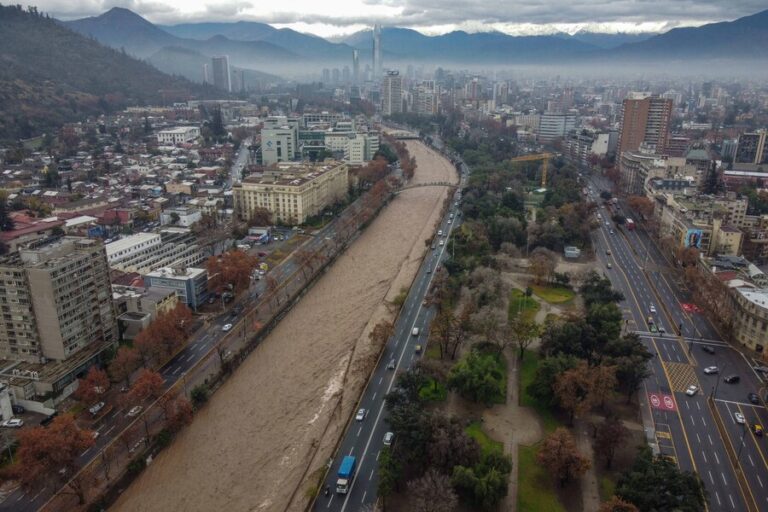 Aguas Andinas recupera reservas tras paso de sistema frontal: Llaman a hacer uso responsable de agua