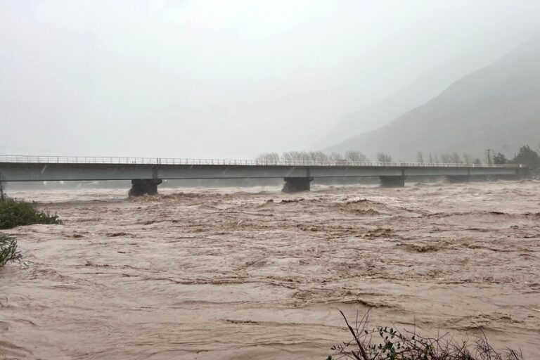 Bombero se encuentra desaparecido tras caer al Río Ancoa en Linares