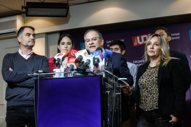 UDI presenta cargos por Caso Convenios y no descarta acciones políticas contra ministro Montes