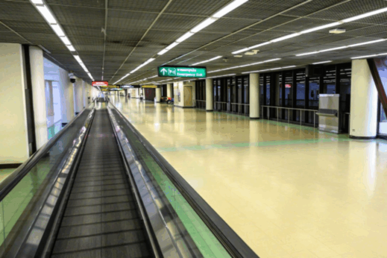 Amputan pierna de mujer que quedó atrapada en la cinta de un aeropuerto en Bangkok
