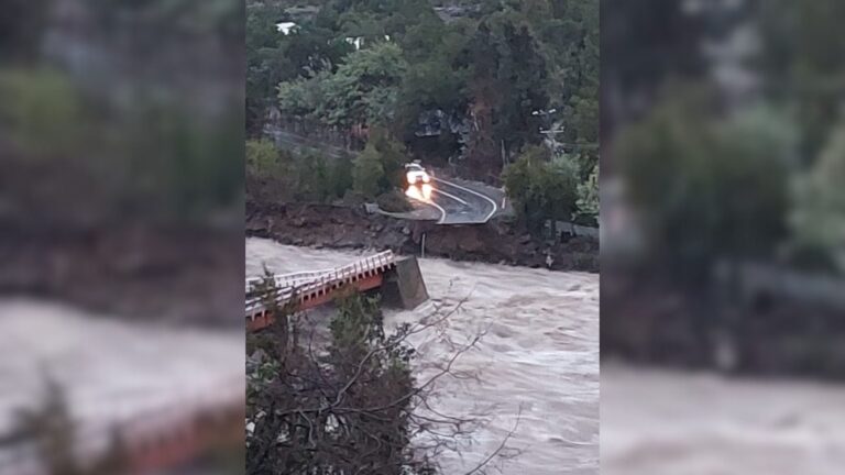 Sistema frontal: Colapsa puente en Linares tras aumento de caudal de Rio Ancoa