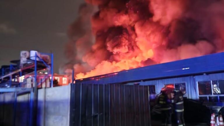 Registran incendio en bodegas de Macul: Bomberos está trabajando en el lugar
