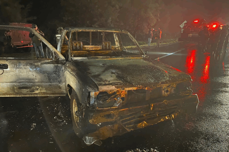 Ataque incendiario en Ercilla deja dos heridos y una camioneta consumida por el fuego