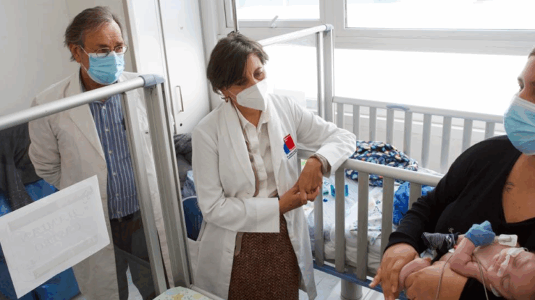Subsecretario Salgado en su primera actividad en el Hospital Exequiel González: 