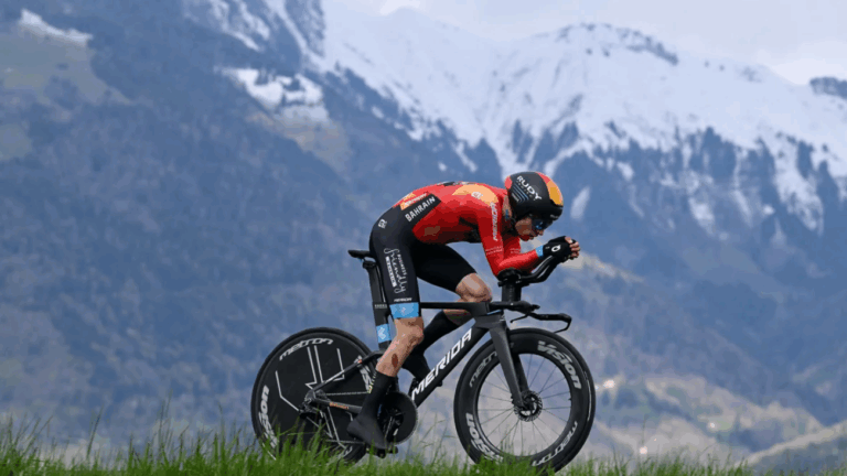 Muere el ciclista Gino Mäder a sus 26 años tras accidente en el Tour de Suiza