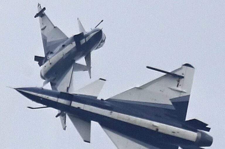 Taiwán denuncia la incursión de 37 aviones militares chinos en sus alrededores