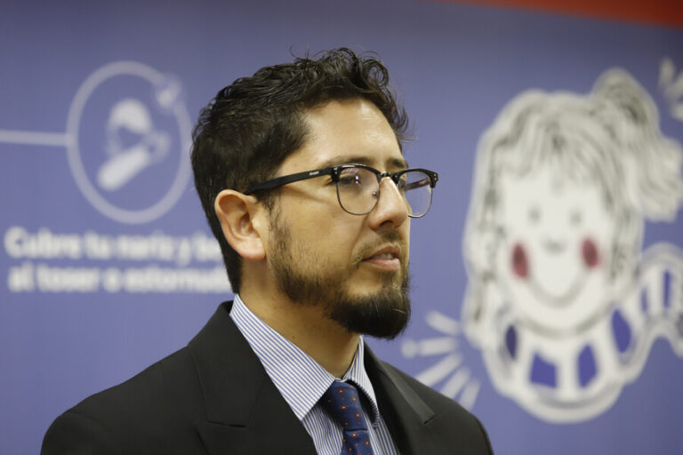 Fernando Araos renuncia a la Subsecretaría de Redes Asistenciales en medio de fuertes críticas por crisis hospitalaria