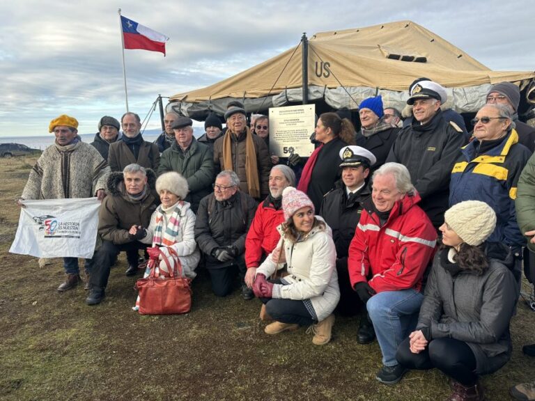 Autoridades, ministros y colectivos de DD.HH. visitan ex campo de prisioneros de Isla Dawson