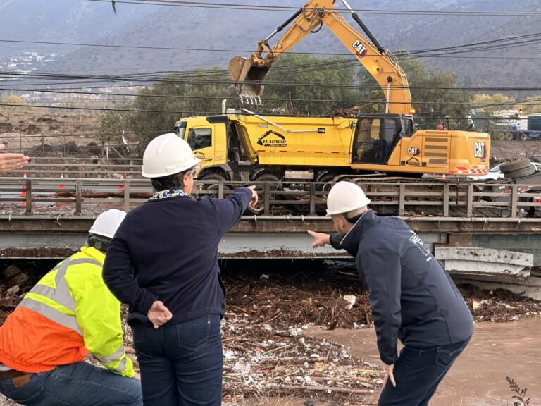 Más 700 toneladas: Autoridades inspeccionan trabajos de remoción de escombros del Puente Mapocho