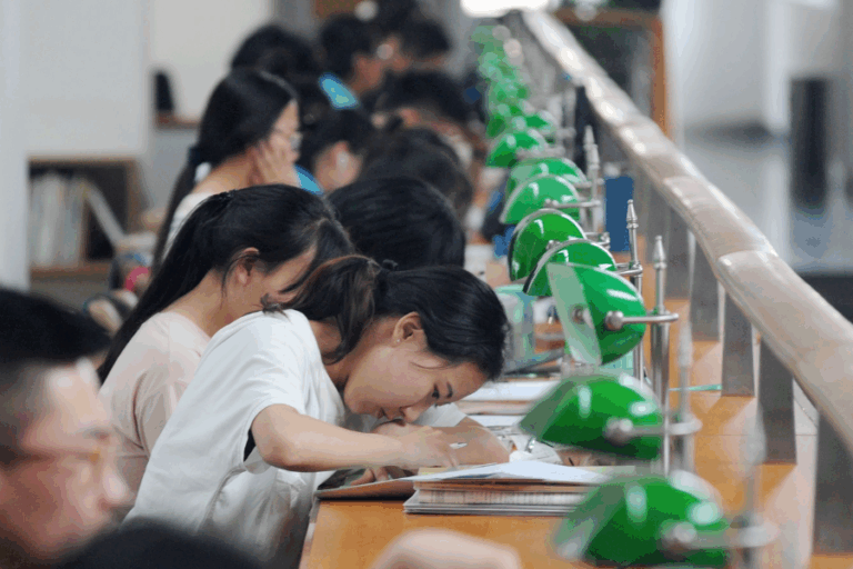 Estudiante chino de 56 años ha rendido 27 veces la prueba de admisión universitaria y ahora considera darse por vencido