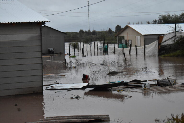 Desbordes de ríos y evacuaciones obligan a decretar Alerta Roja en las regiones del Maule, Ñuble y Biobío