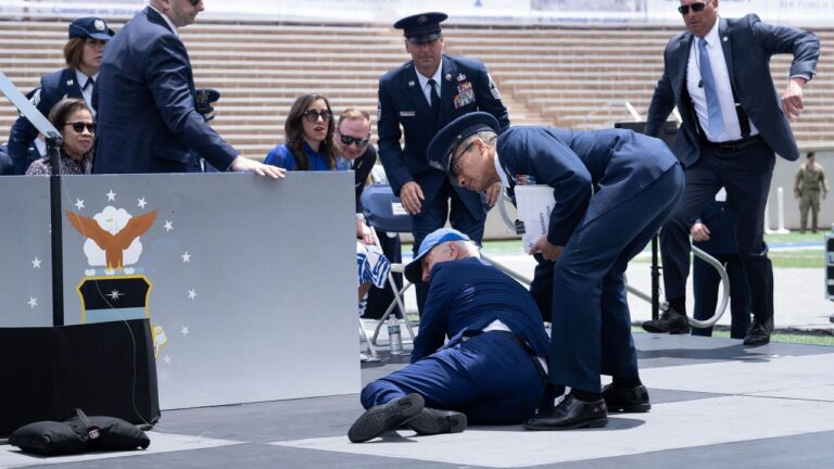 Joe Biden se cayó durante ceremonia de graduación de la Academia de la Fuerza Aérea de EE.UU.