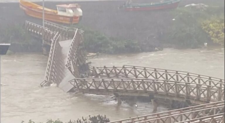 Puente peatonal de Curanipe cae al cauce del río por aumento de caudal