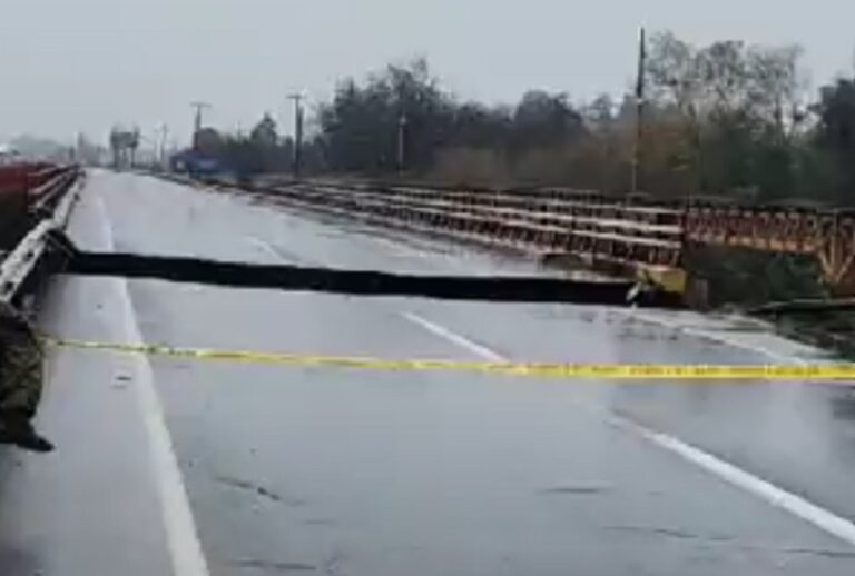 Sistema frontal: Puente Lircay colapsa e interrumpe el tránsito de la Ruta 5 Sur