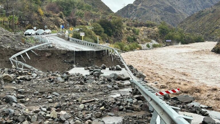 Más de mil personas están aisladas en Cajón del Maipo tras colapso de puente en San Alfonso