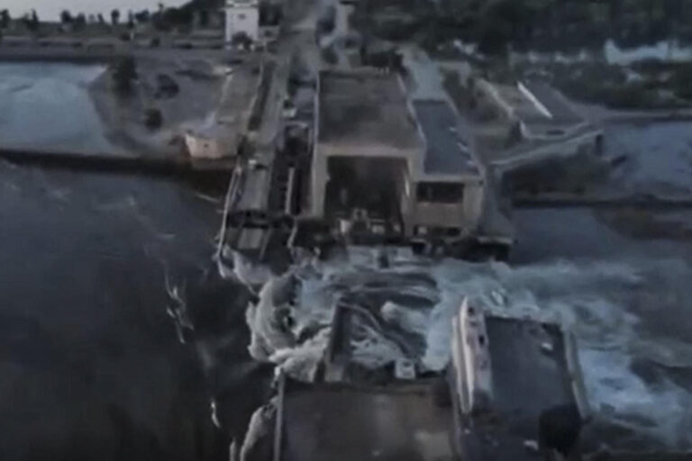 “Ecocidio”: Ucrania acusa a Rusia por destrucción de represa cerca de Jersón que provocó evacuaciones