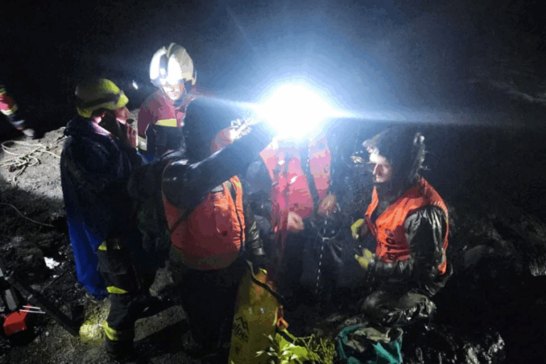 Rescatan a cuatro turistas que quedaron atrapados en la Reserva Llanquihue: Precipitaciones elevaron el caudal