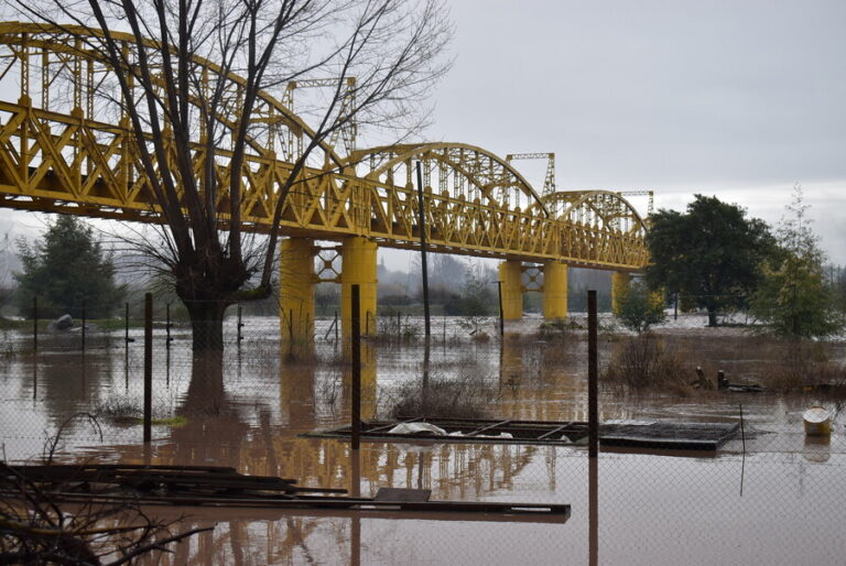 Sistema frontal: Declaran Alerta Roja para la Región de Ñuble tras inundaciones, daños a viviendas y pérdida de conectividad