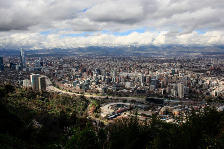 Santiago es la tercera ciudad en Sudamérica con el mayor costo de vida para los extranjeros