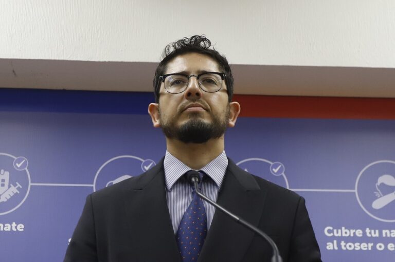Min. Vallejo: “El subsecretario Araos queda en el pie de trabajar con alta y mayor rigurosidad” en la crisis hospitalaria