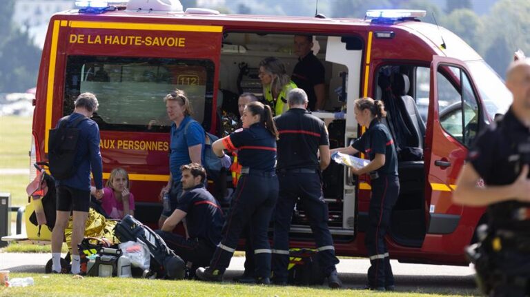 Joven mochilero que trató de detener un ataque con cuchillo en el sureste de Francia es aclamado como héroe