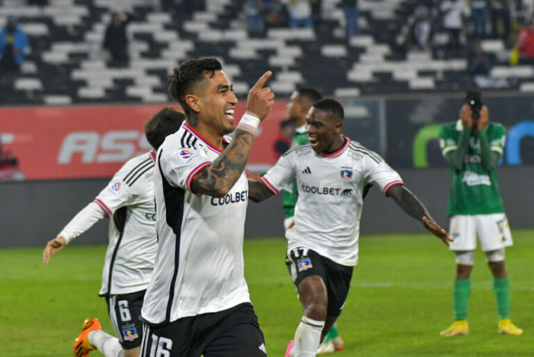Colo Colo venció a Deportivo Cali por 5-4 en una frenética remontada de la mano de Thompson y Lezcano