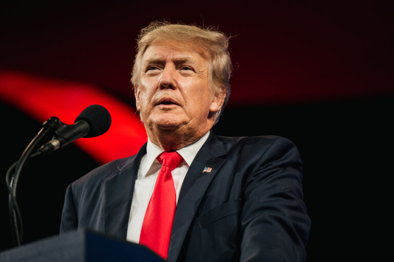 Donald Trump se entregó a la justicia y se declaró inocente de los 37 cargos por caso de documentos clasificados