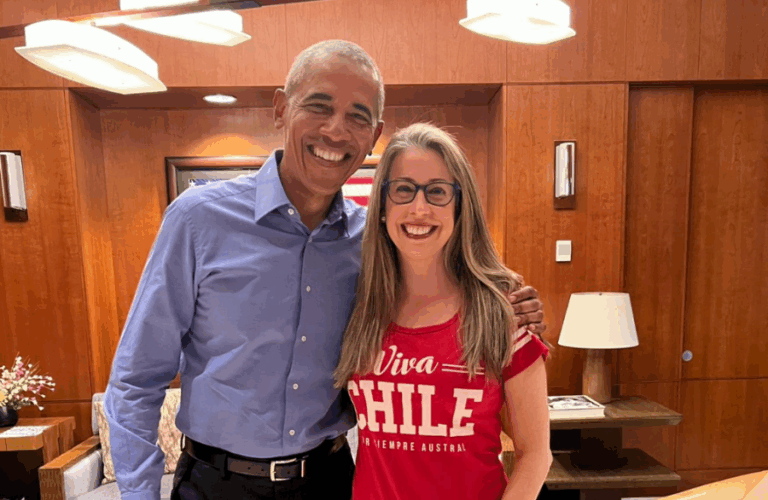 Embajadora de EE.UU. en Chile se reúne con Obama usando llamativa polera