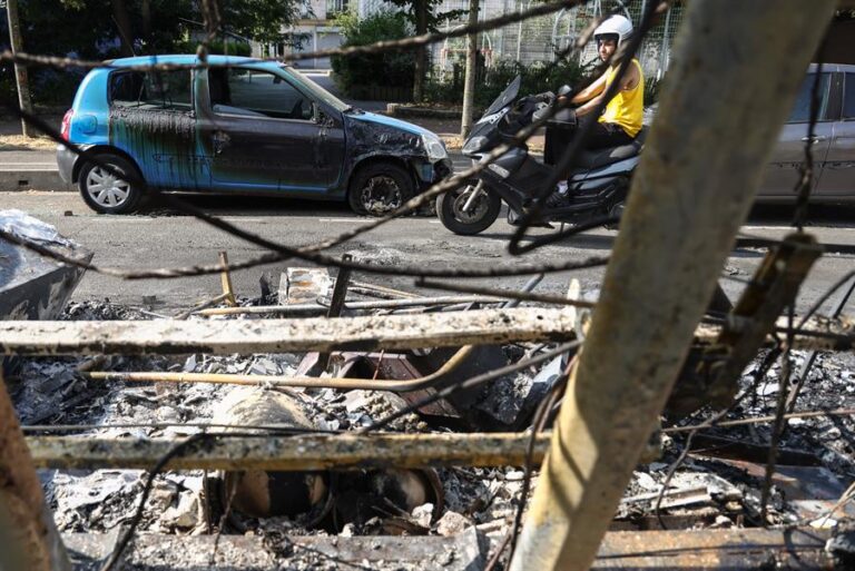 Estallan protestas cerca de París tras la muerte de un menor a manos de la policía