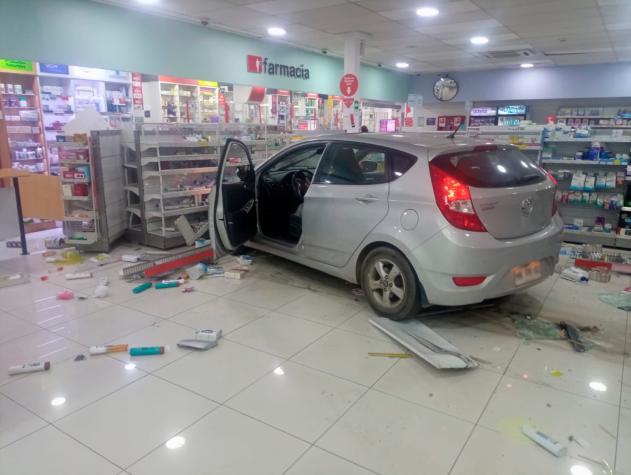 Adulta mayor perdió el control de su auto y terminó dentro de una farmacia en Ñuñoa
