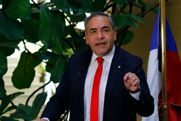 Espinoza y polémica por convenios del Minvu: 