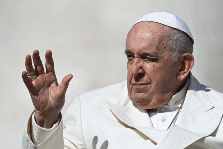 El papa Francisco será sometido a operación abdominal y estará hospitalizado varios días
