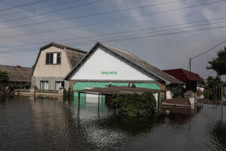 Ucrania: 45 muertos tras inundaciones causadas por colapso de la represa de Kajovka