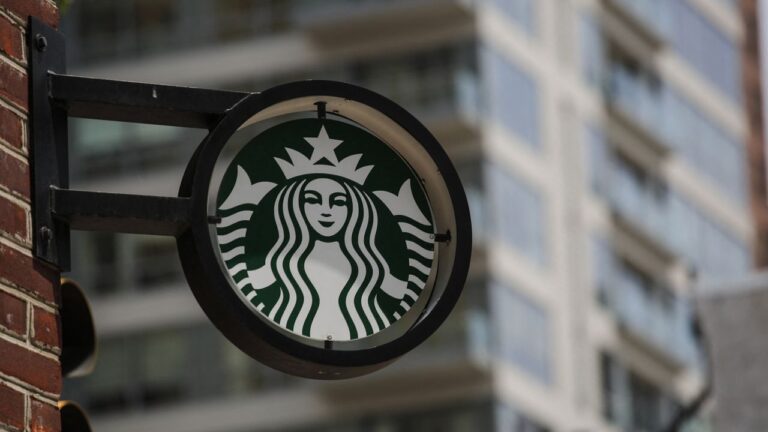 Starbucks deberá pagar US$ 25,6 millones a una empleada que dice que la despidieron por ser blanca