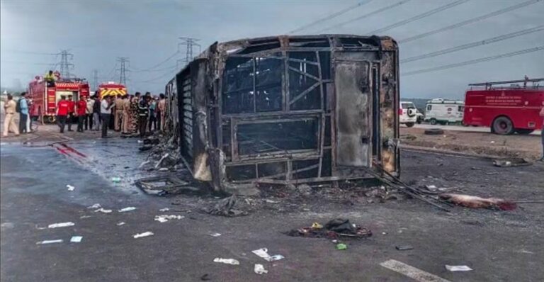 Al menos 25 muertos: Bus se incendia camino a una boda en India