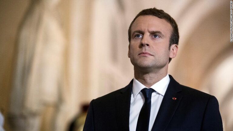 Francia: Envían trozo de dedo en una carta al presidente Emmanuel Macron