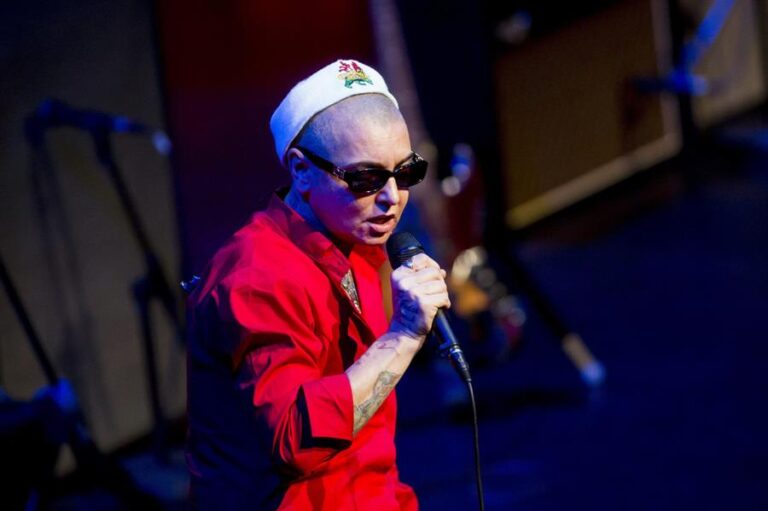 La historia del icónico corte rapado de Sinéad O'Connor: 