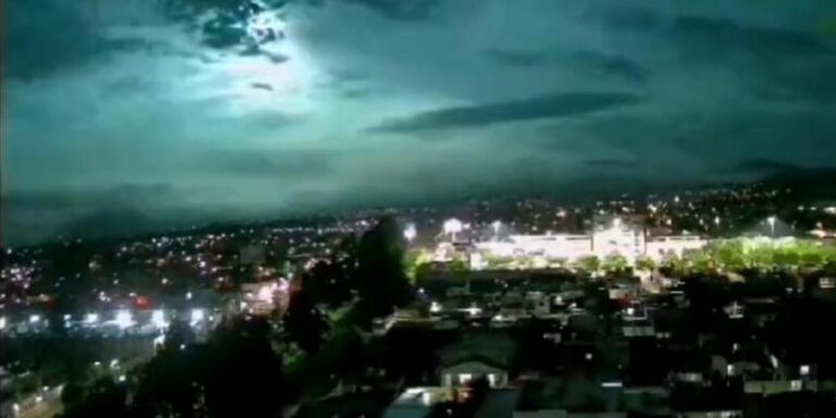 Captan un meteoro iluminar el cielo de varias ciudades en México