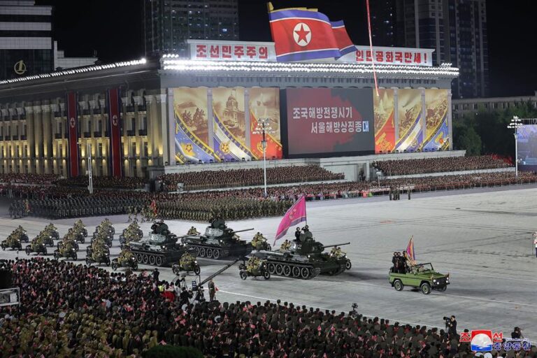 Corea del Norte exhibe misiles nucleares y drones en un megadesfile militar