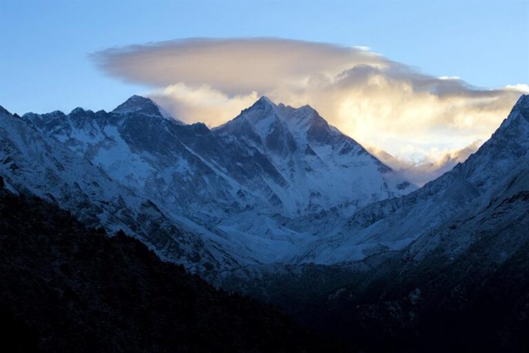 Una familia mexicana y un piloto nepalí murieron luego de que su helicóptero se estrellara cerca del Everest