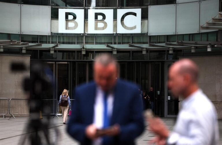 BBC reanuda investigación interna por caso de presentador acusado de pagar por fotos sexuales a menor de edad