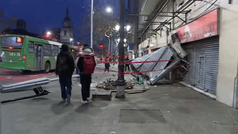 Accidente de micro en la Alameda deja un semáforo y un quiosco completamente destruidos