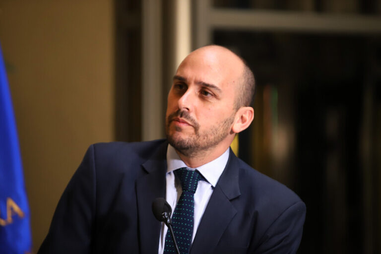 Diputado Longton niega haber imputado delitos por robo de computadores: 