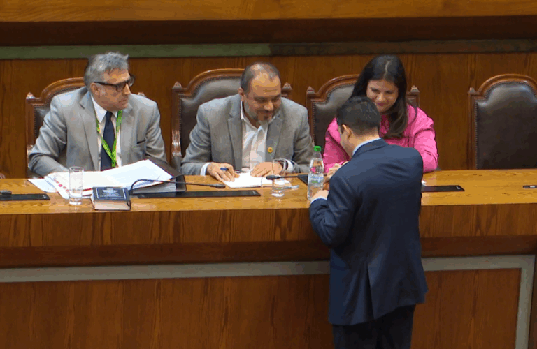 Diputado Durán le entregó irónica colación al ministro Ávila en la votación de la acusación constitucional