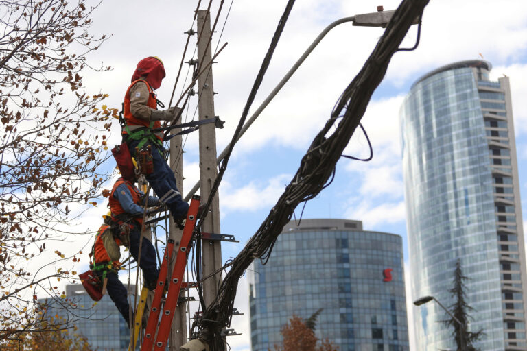 Sistema frontal: Enel y Compañía General de Electricidad anunciaron un plan preventivo ante posibilidad de cortes de luz