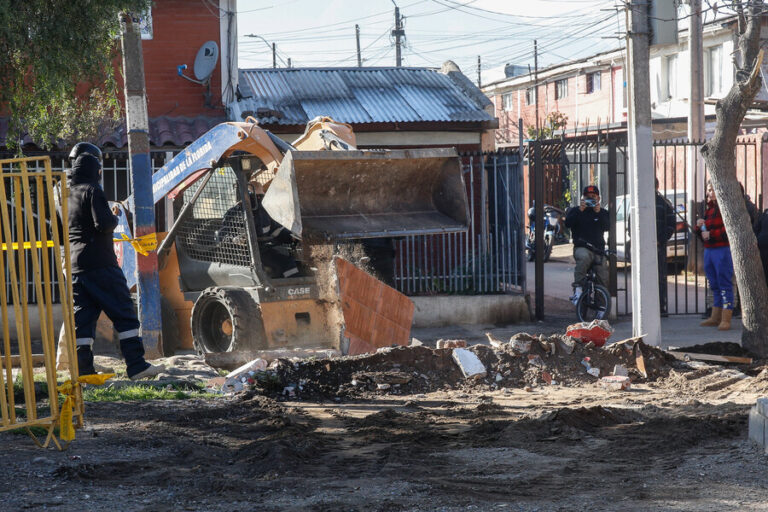 Recuperación de espacios públicos: Descubren caja fuerte tras demolición de mausoleo en Renca