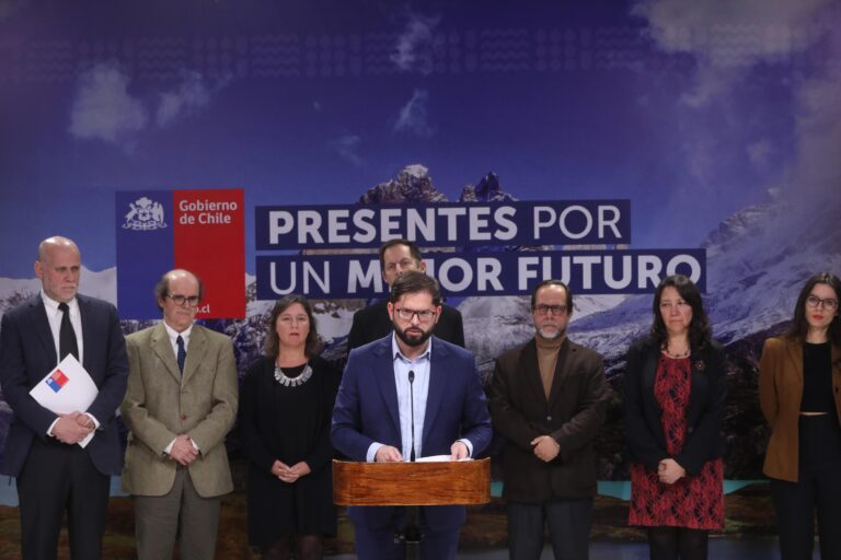 Gobierno crea comisión de expertos para mejorar transparencia: Estos son sus integrantes