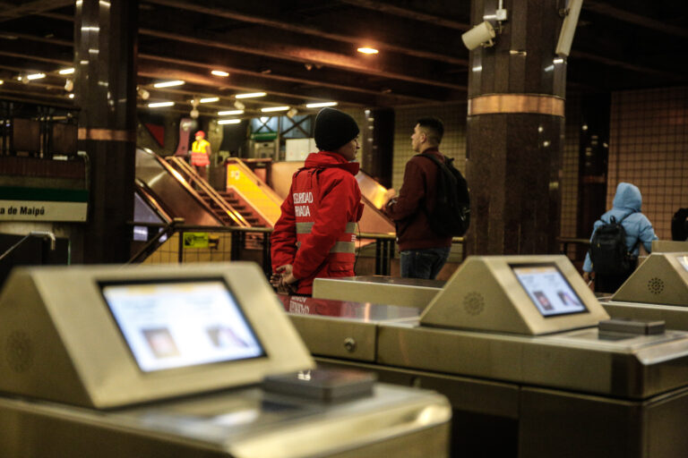 Metro activó protocolo de seguridad y anunció 