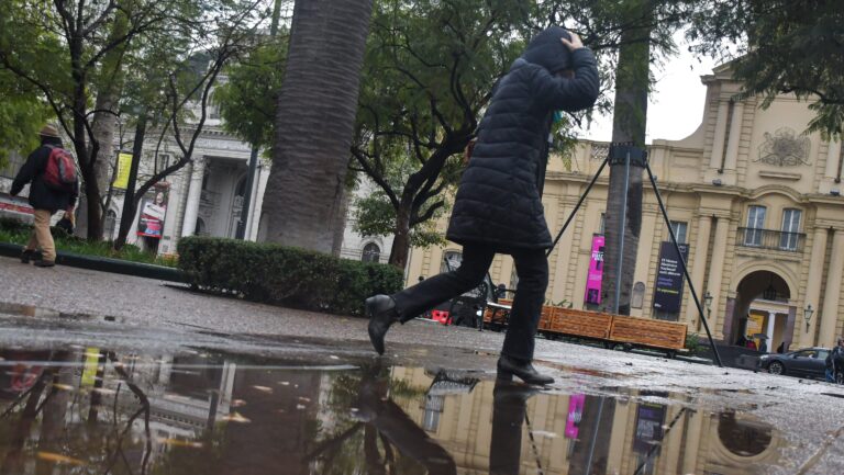 Aguas Andinas llamó al uso correcto del sistema de alcantarillado ante la llegada de lluvias