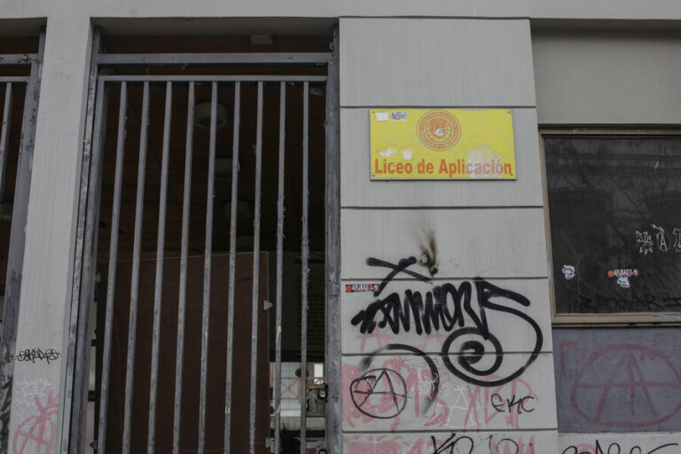 Carabineros ingresó al Liceo de Aplicación tras lesión de alumno: Estudiante se encuentra grave